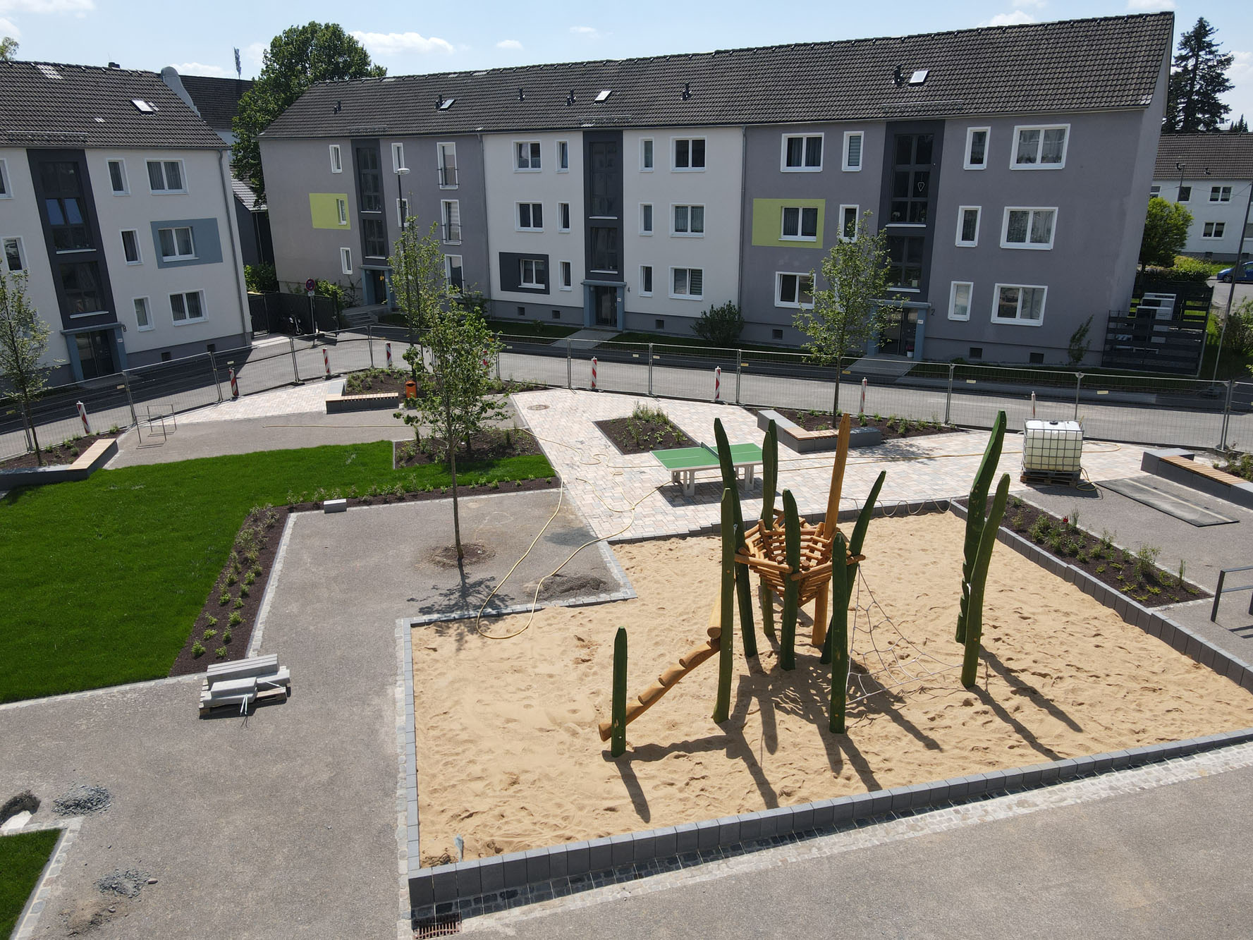 Blick von oben auf die Klimaschutzsiedlung ALTE VÖMIX in Remscheid mit zentralem Quartiersplatz